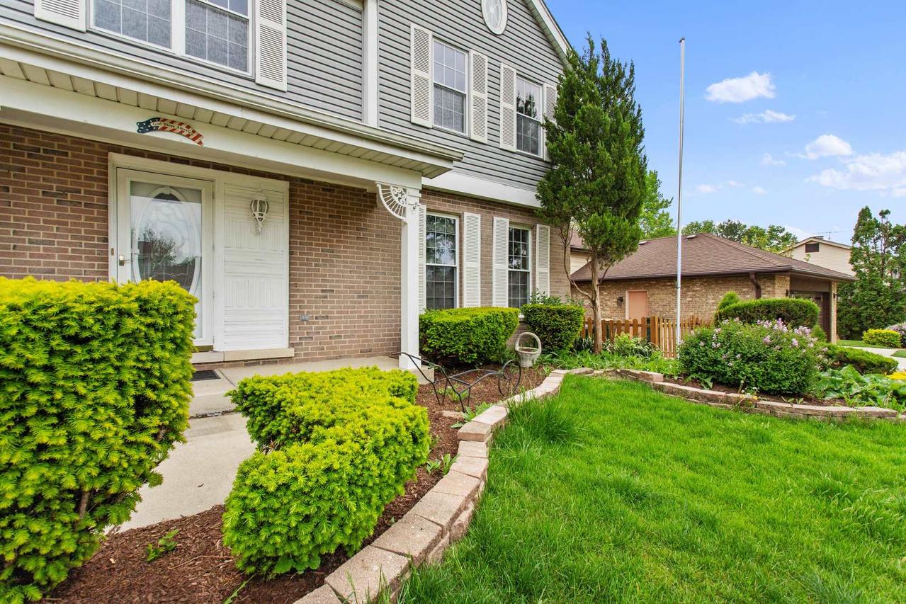 10s241 Wallace Dr., Downers Grove, IL 60516