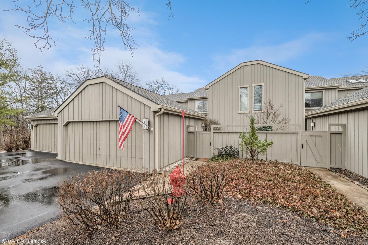 220 N Bluff Ct., Lake Barrington, IL 60010