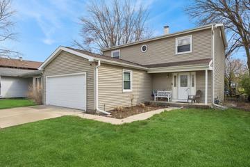 7 Woodmar Ct., Streamwood, IL 60107