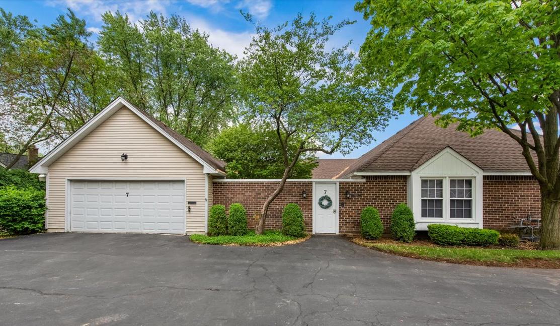 7 Hampton On Auburn Dr., Rolling Meadows, IL 60008