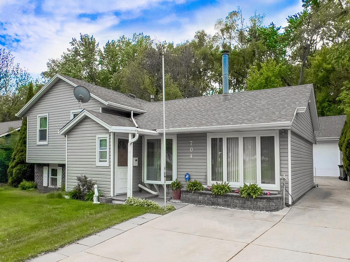 704 Springfield Dr., Roselle, IL 60172