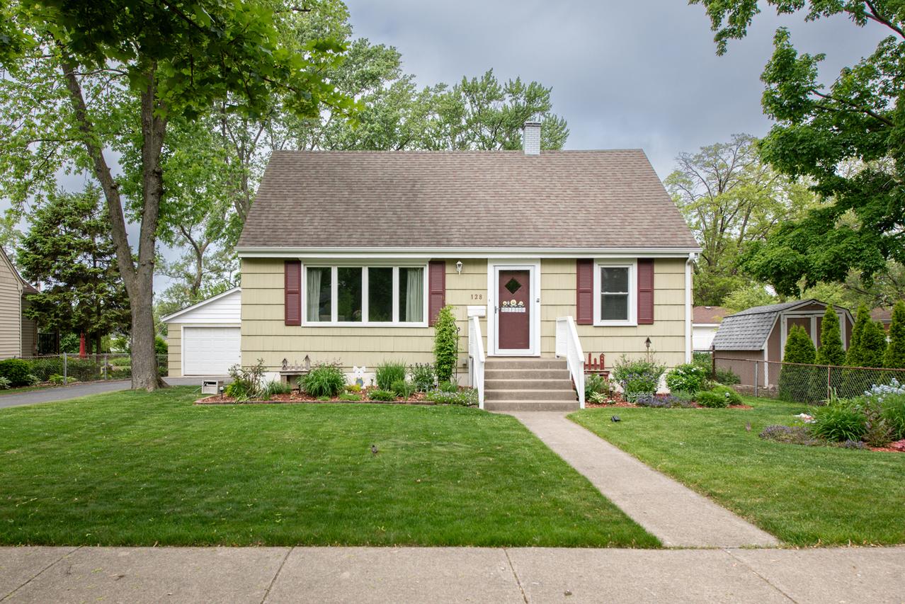 128 Roslyn Rd., Westmont, IL 60559