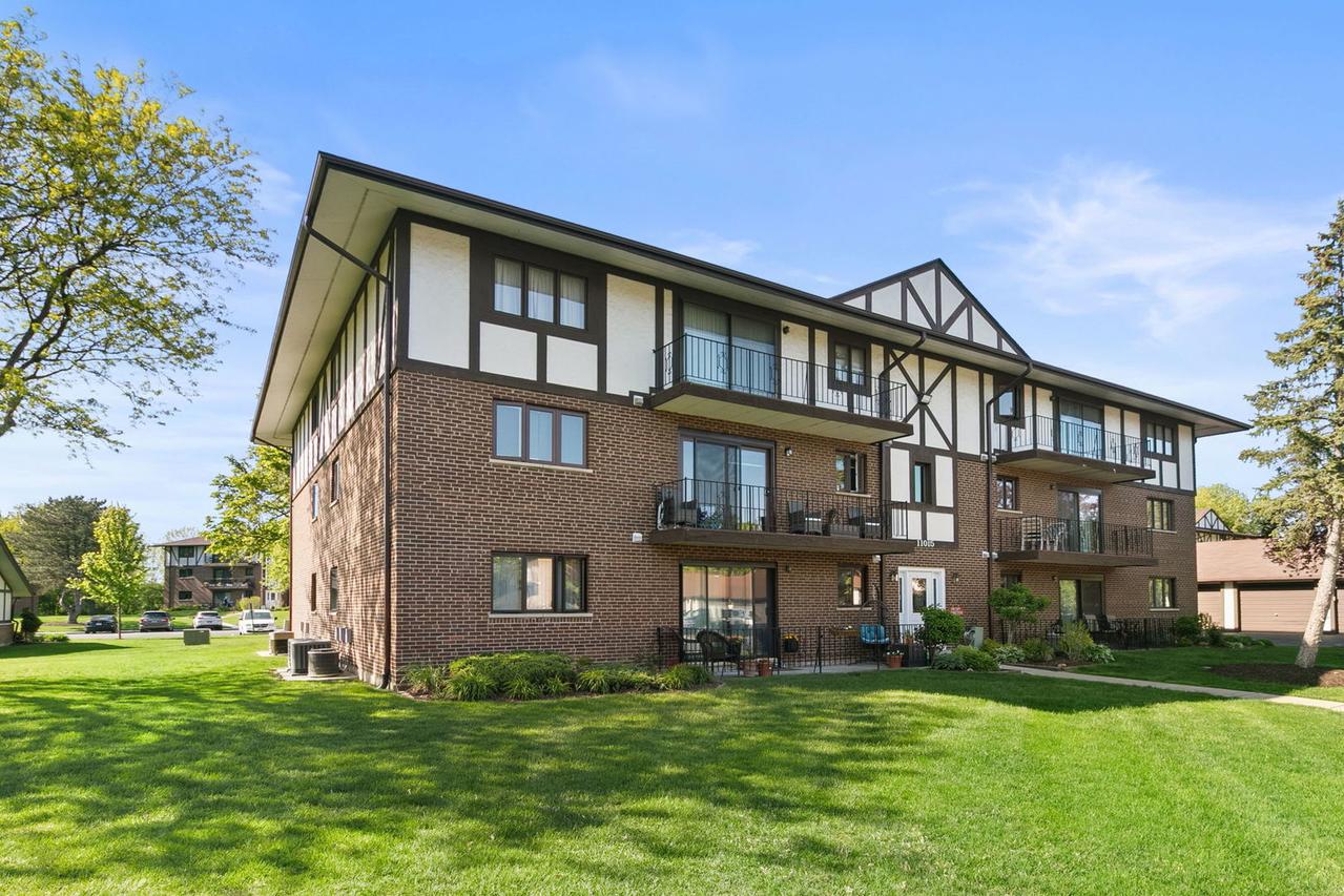 11015 S Theresa Cir. #3C, Palos Hills, IL 60465