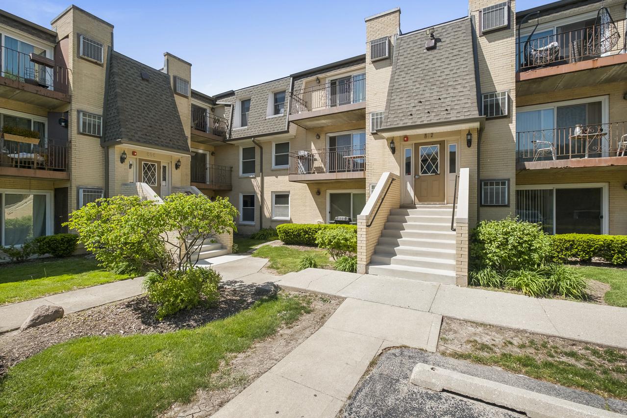 812 N River Rd. #3B, Mount Prospect, IL 60056