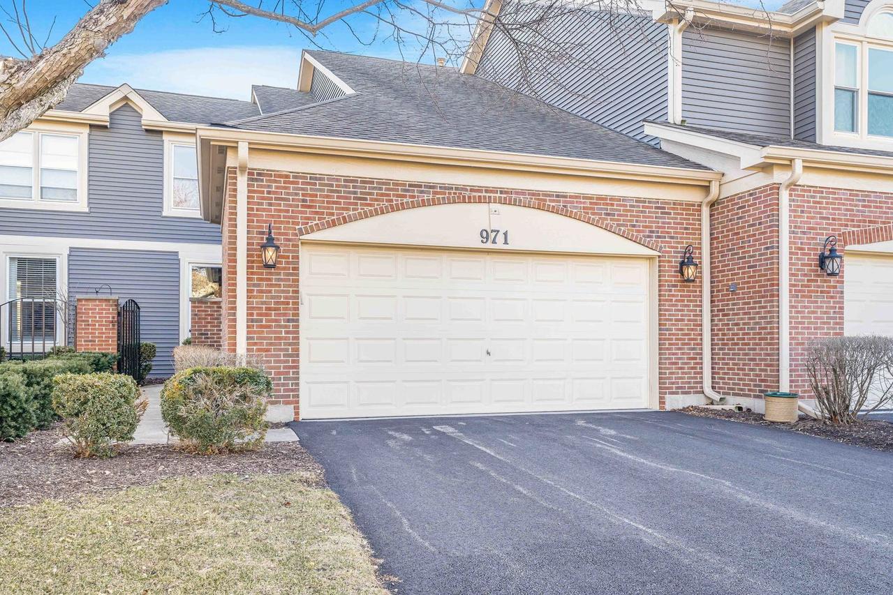 971 Heathrow Ln., Naperville, IL 60540