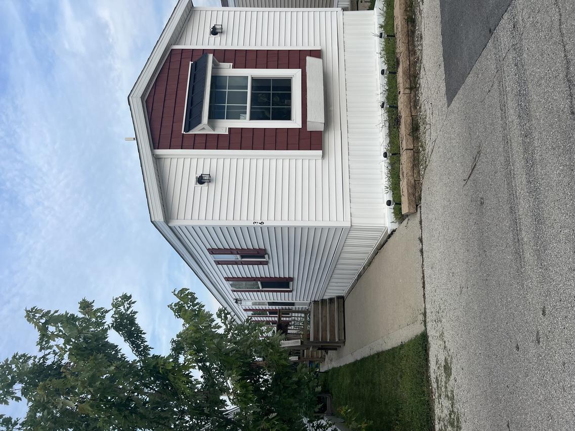 36 Elm Ln., Hodgkins, IL 60525