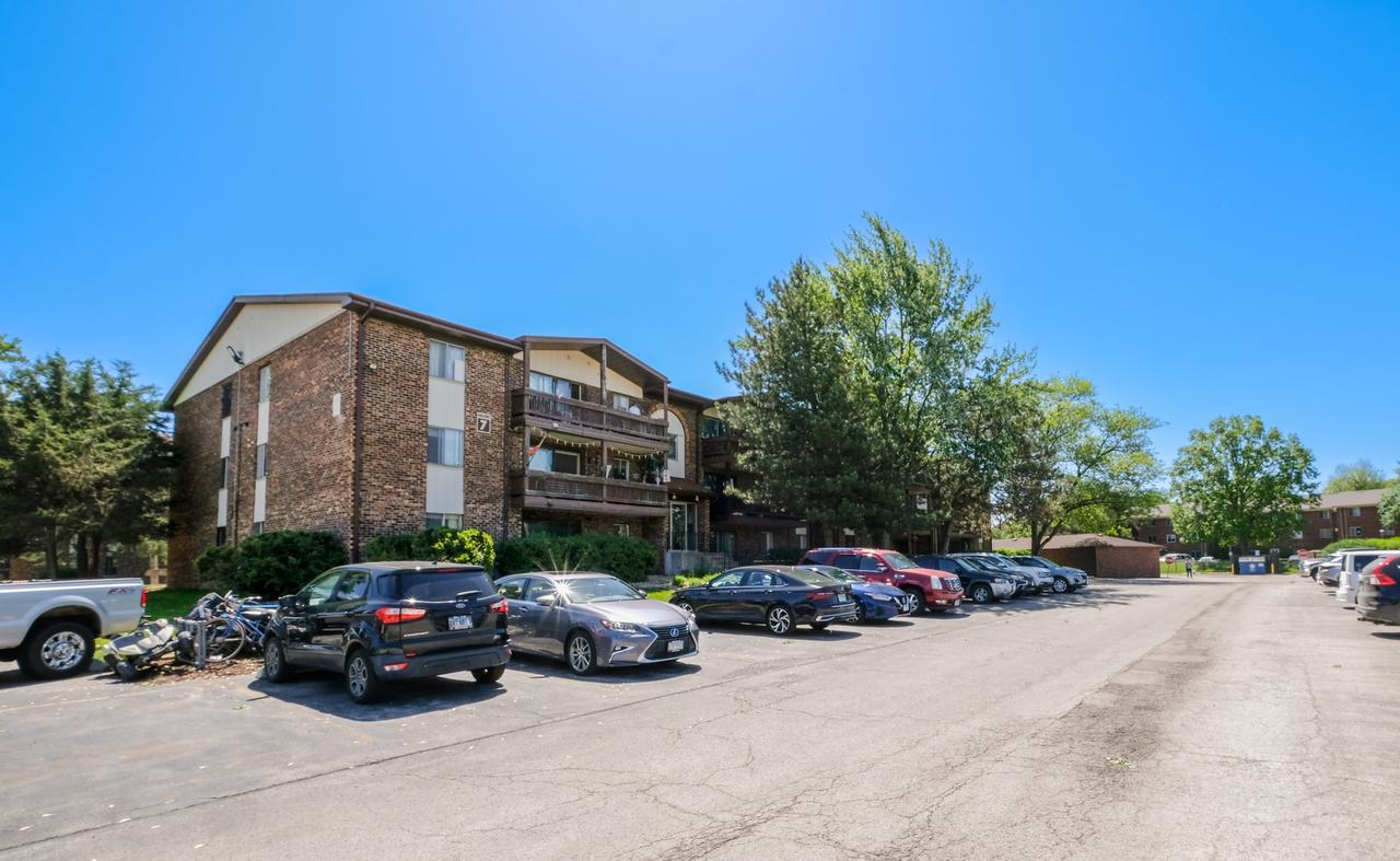 14001 James Dr. #703, Crestwood, IL 60418