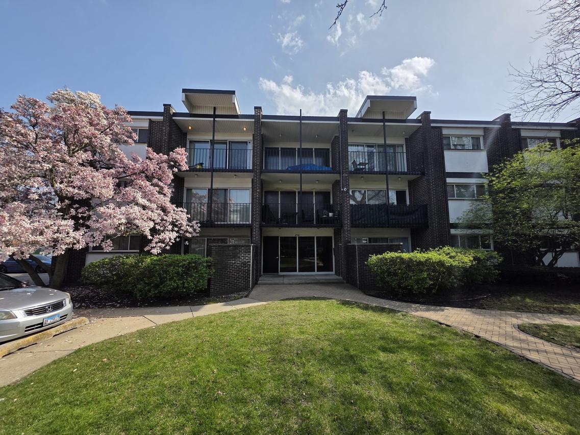 4710 Russett Ln. #201, Skokie, IL 60076