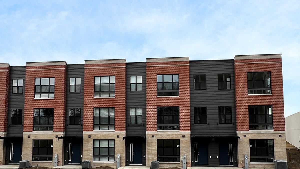 355 Summit Cir., Lombard, IL 60148