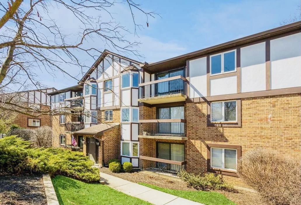 6818 Joliet Rd. #5, Indian Head Park, IL 60525
