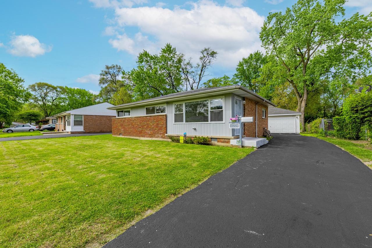 16228 Sussex Ave., Markham, IL 60428