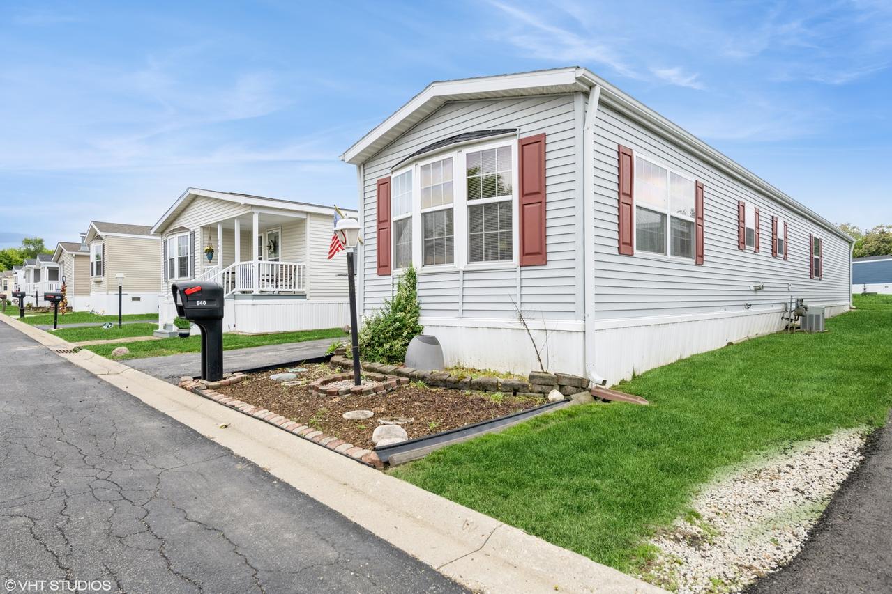 940 Crookedstick Ct., Crystal Lake, IL 60014