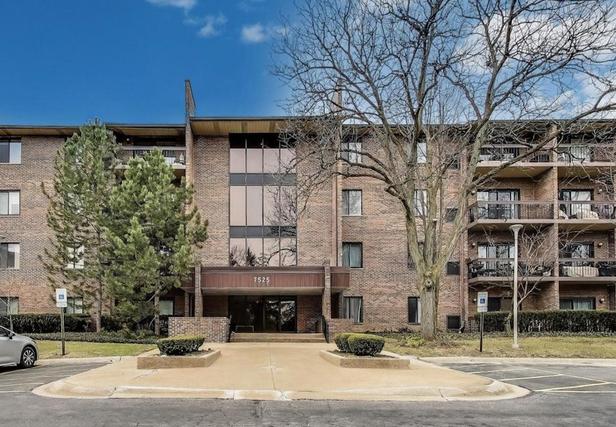 7525 Nantucket Dr. #106, Darien, IL 60561