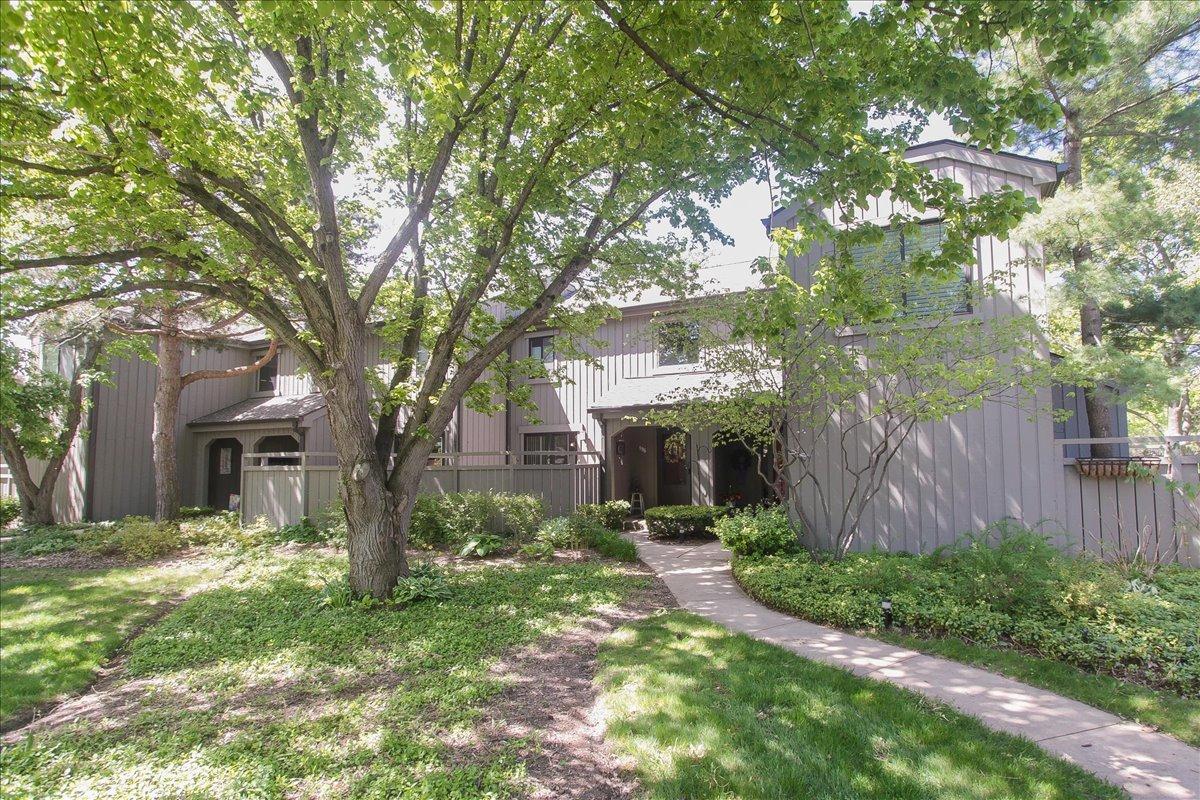 196 Shoreline Rd., Lake Barrington, IL 60010