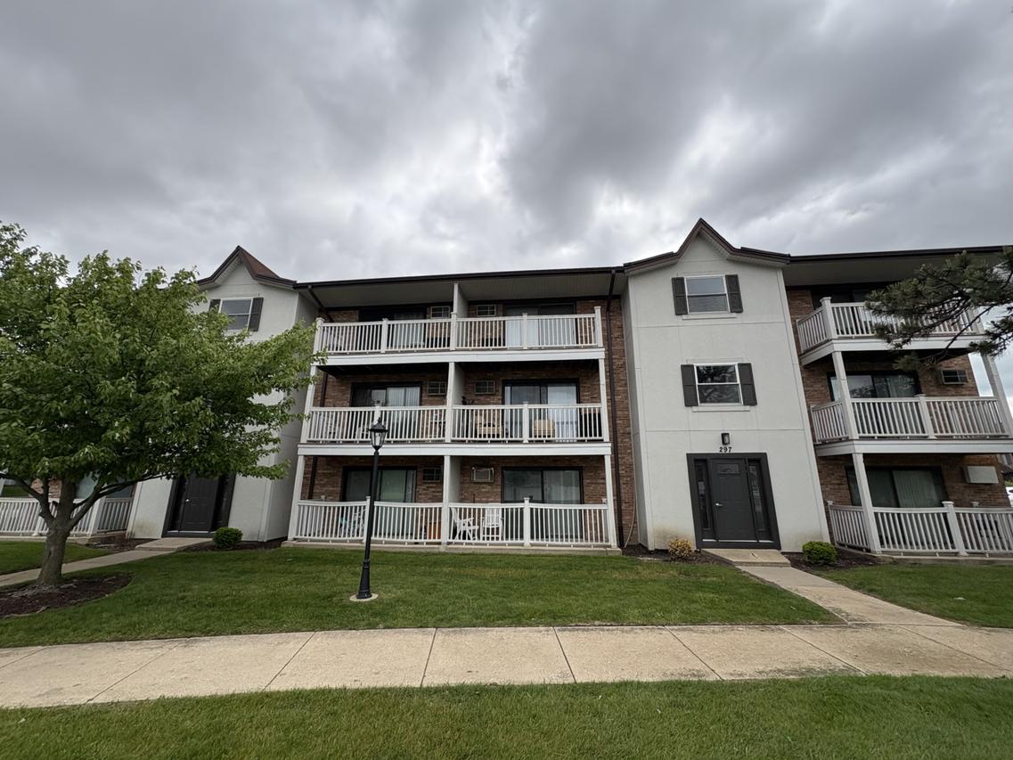 297 Gregory St. #12, Aurora, IL 60504
