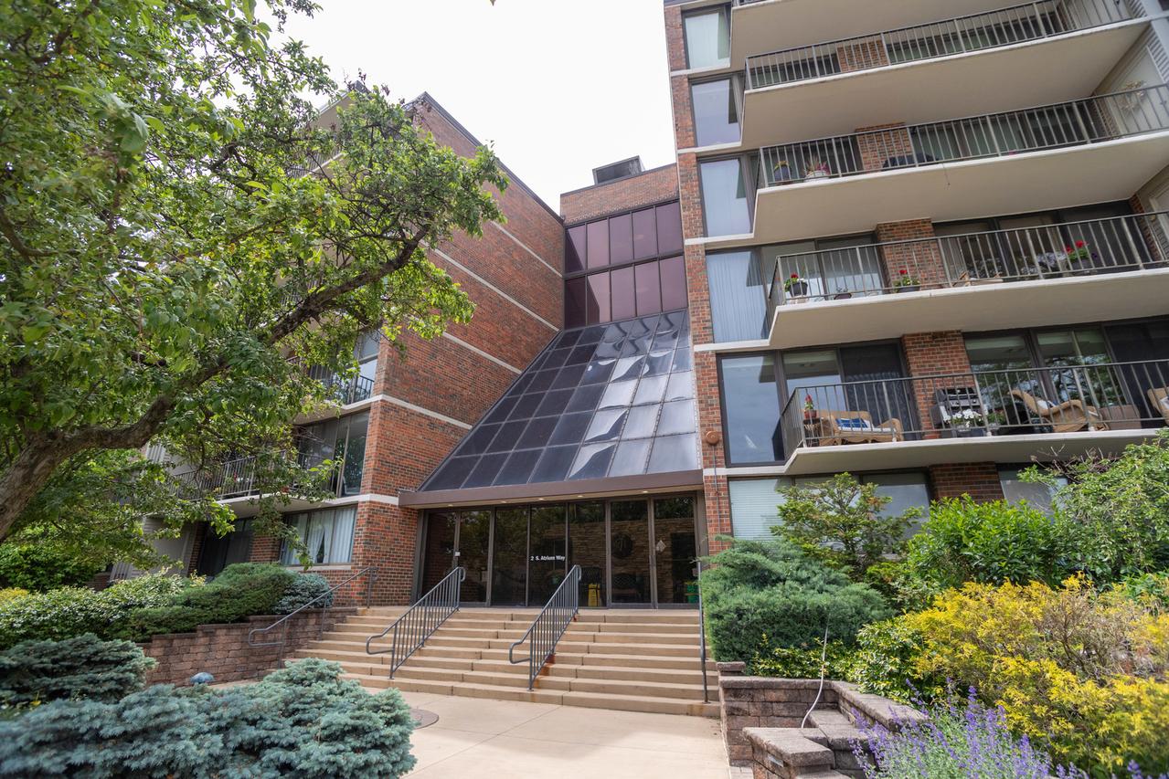2 S Atrium Way #208, Elmhurst, IL 60126