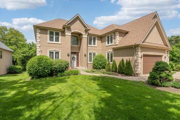 670 Leslie Ct., Carol Stream, IL 60188