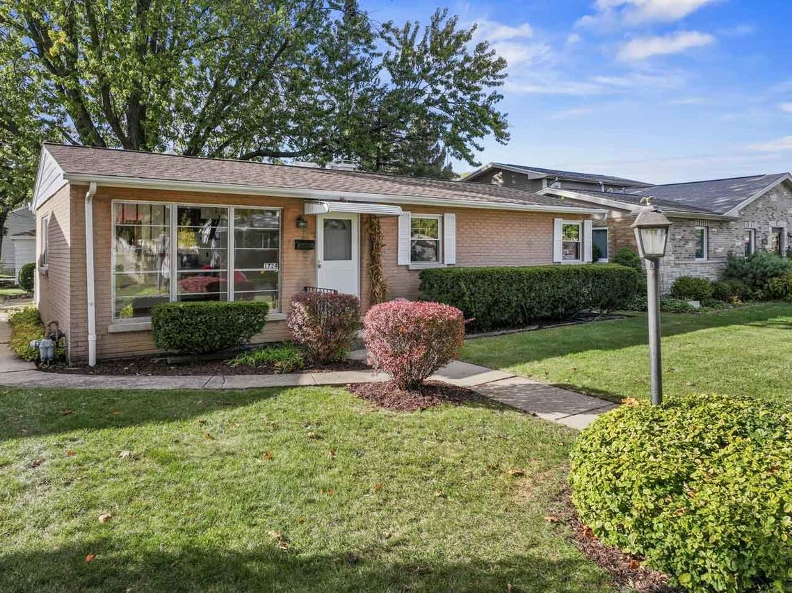 1724 Illinois St., Des Plaines, IL 60018