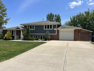 8519 S 82nd Ct., Hickory Hills, IL 60457