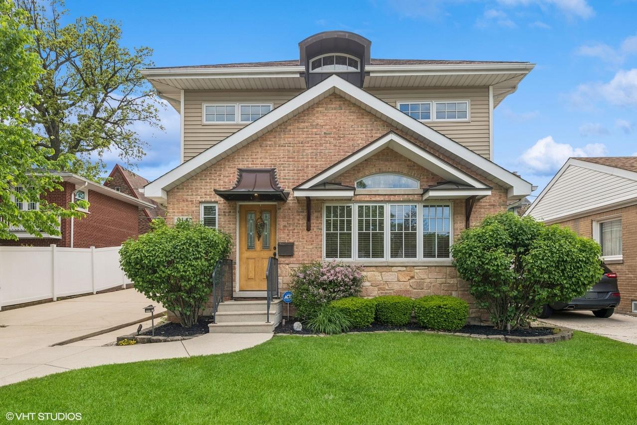 914 Meadowcrest Rd., La Grange Park, IL 60526