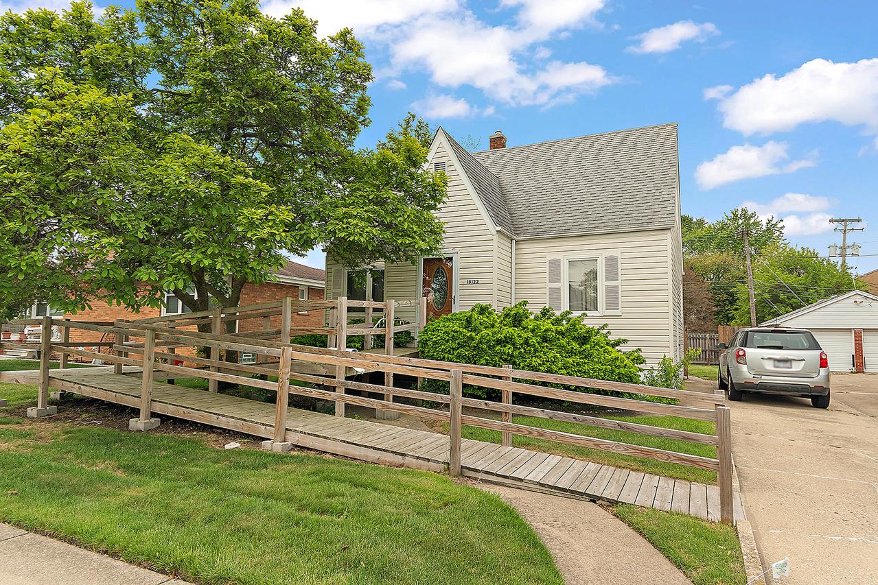 18122 Wentworth Ave., Lansing, IL 60438