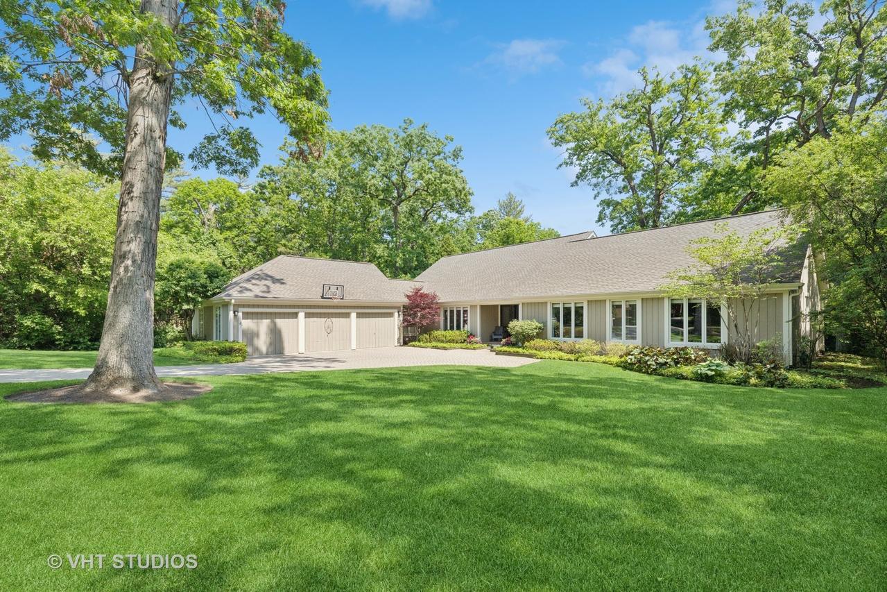 305 Winchester Ct., Lake Bluff, IL 60044