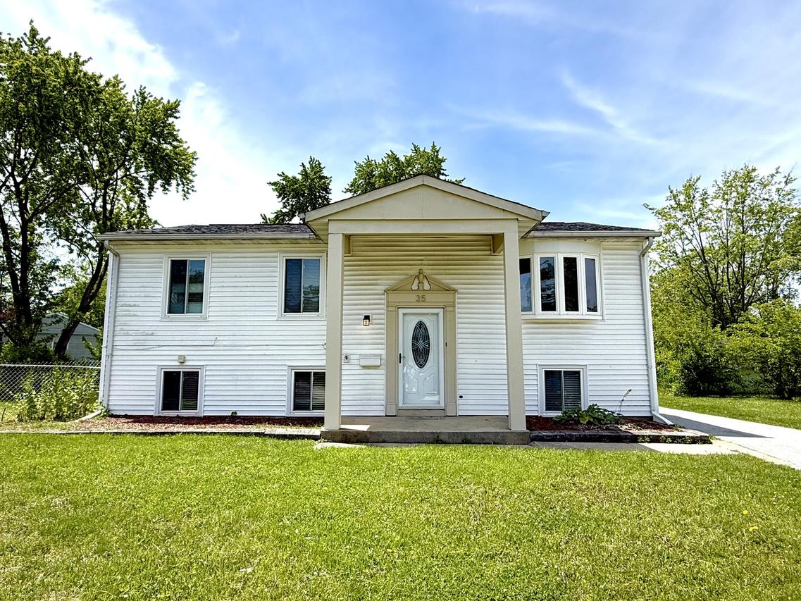 35 S Chestnut Ct., Glenwood, IL 60425