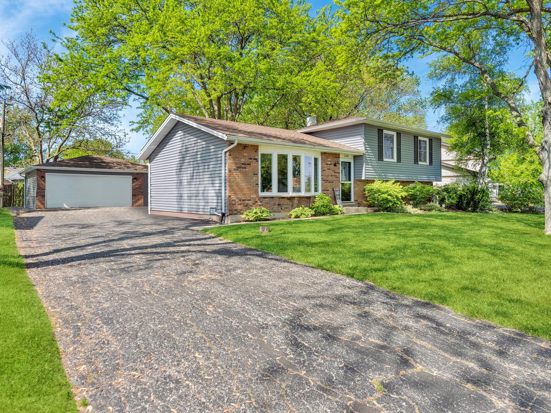 2109 Sprucewood Ln., Lindenhurst, IL 60046