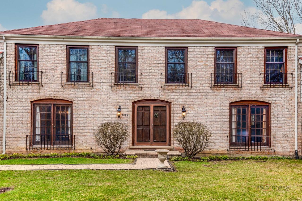 1200 Winwood Dr., Lake Forest, IL 60045