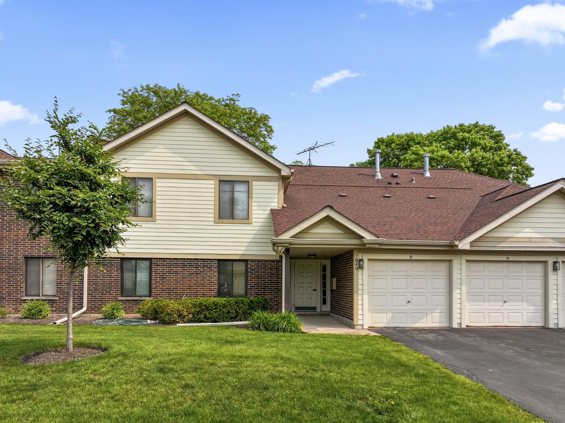 840 E Coach Rd. #8, Palatine, IL 60074