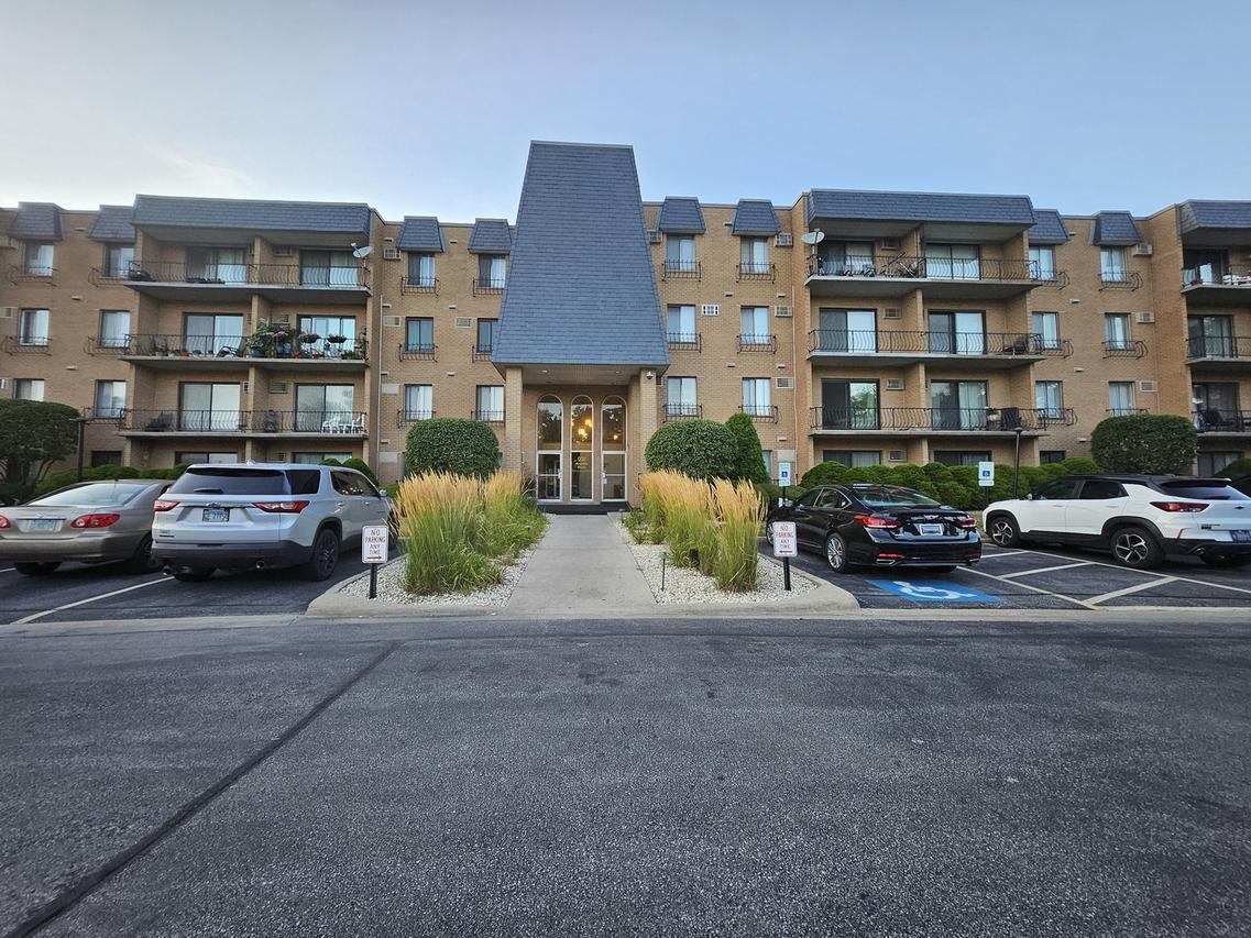 931 W Arquilla Dr. #415, Glenwood, IL 60425