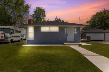 815 Gillette Ave., Aurora, IL 60506