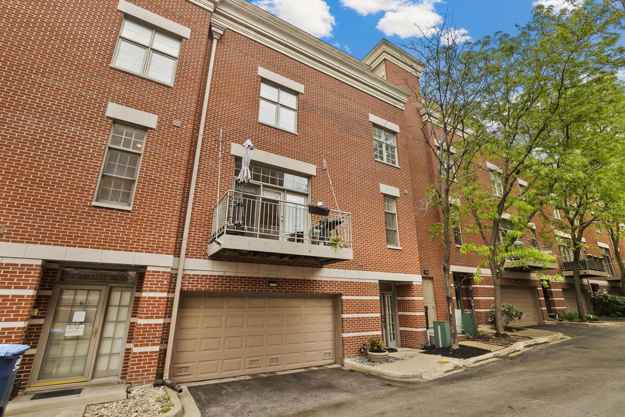 1070 W Chestnut St., Chicago, IL 60642