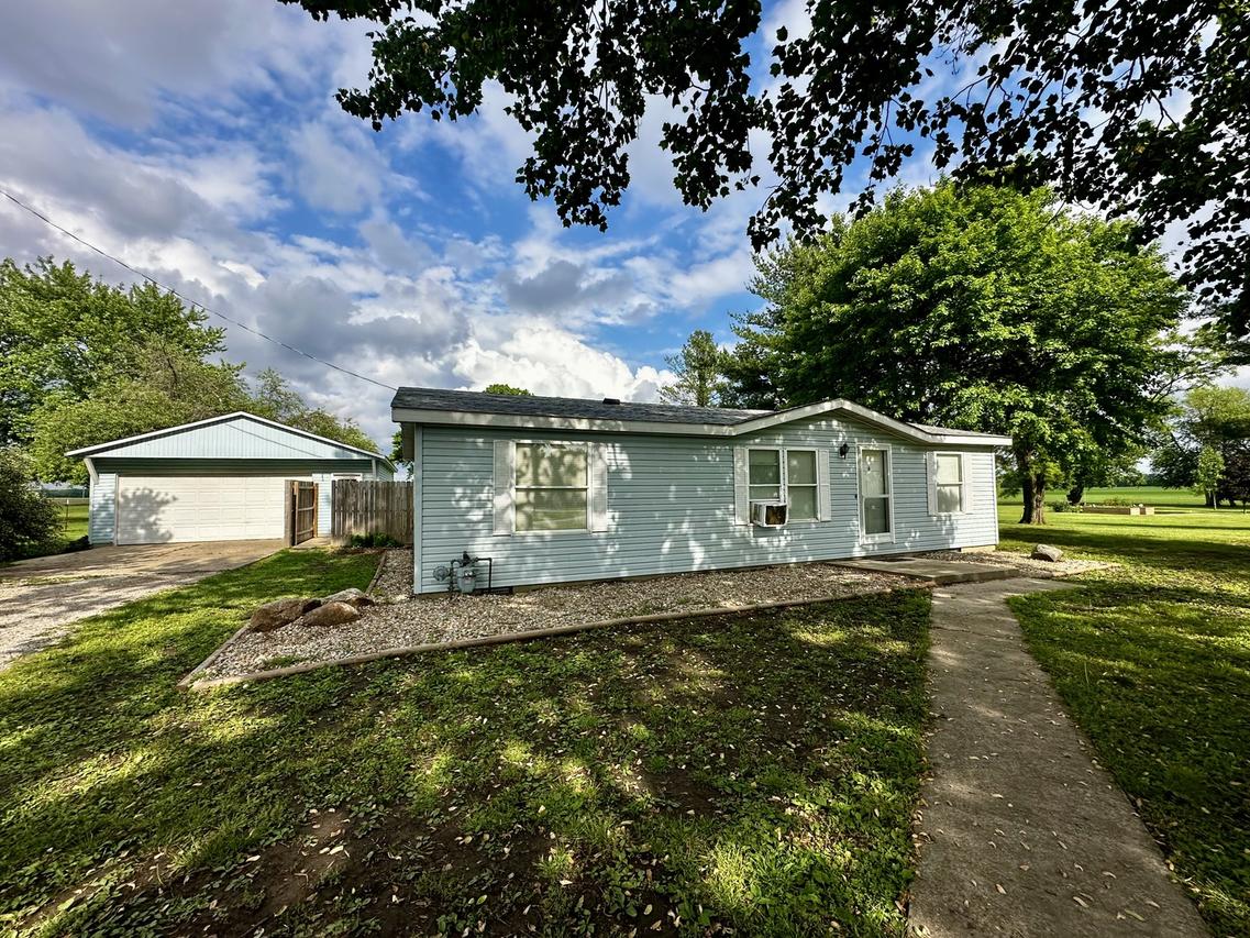 1008 Bloomington St., Dewitt, IL 61735