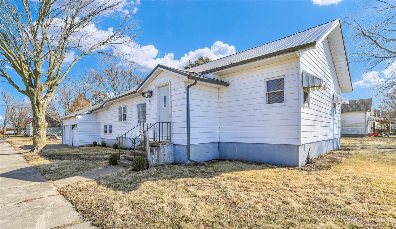 301 S Douglas St., Villa Grove, IL 61956