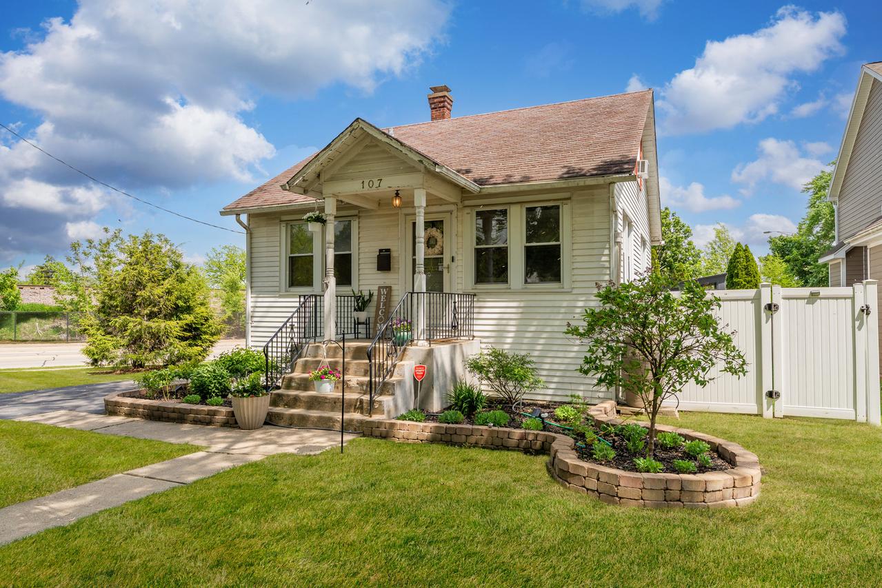 107 S Burton Pl., Arlington Heights, IL 60005