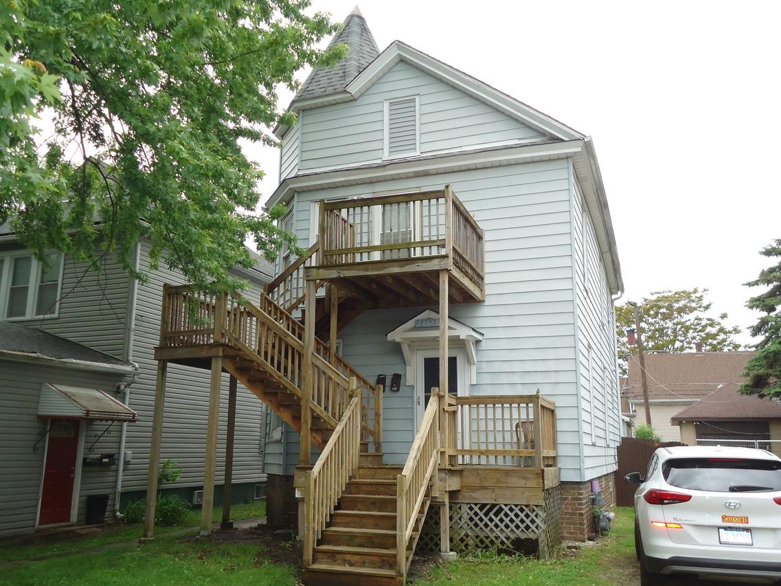 12438 Maple Ave., Blue Island, IL 60406