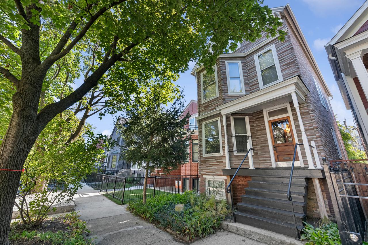 1329 W Nelson St., Chicago, IL 60657