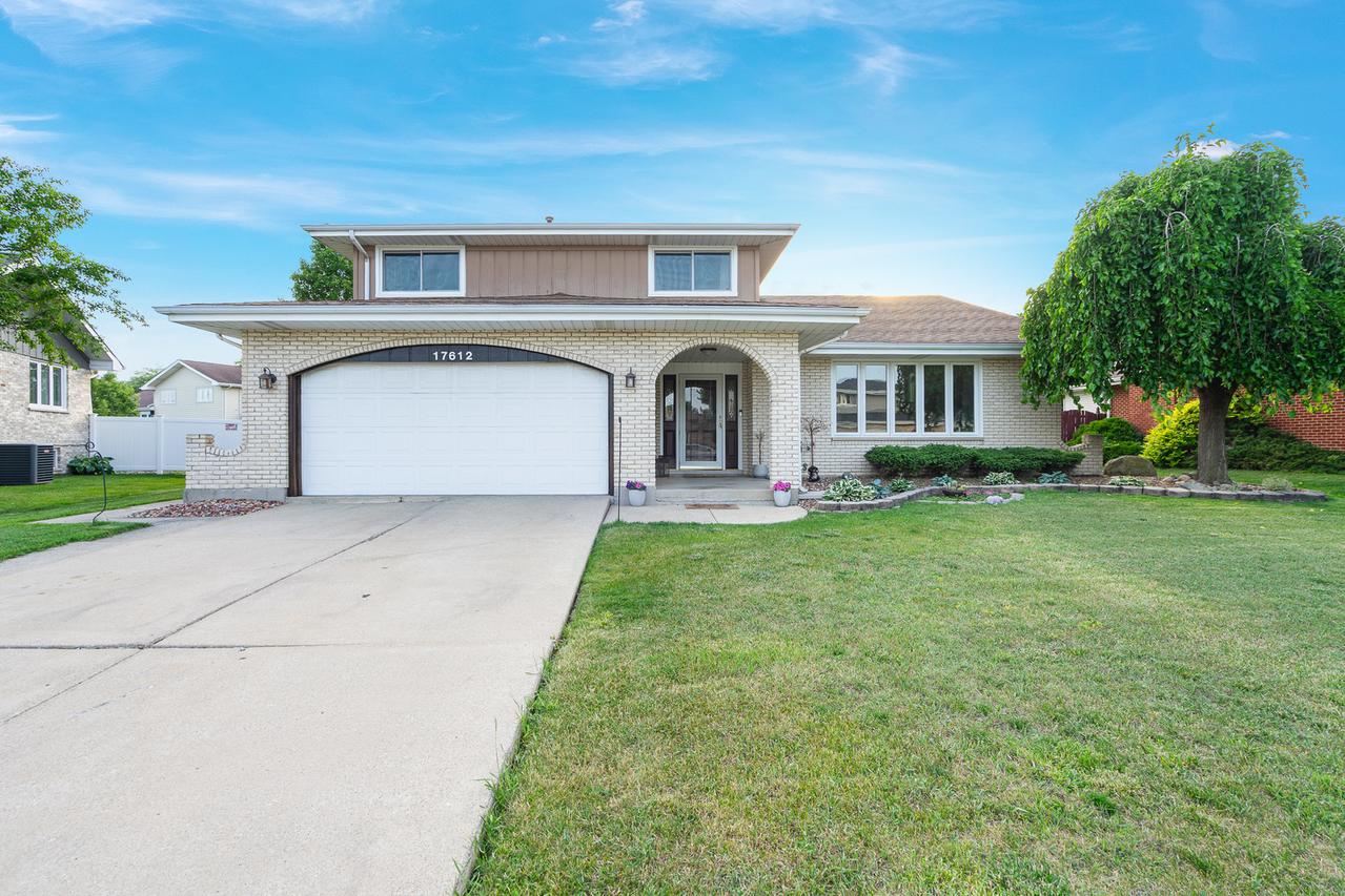 17612 Oakwood Dr., Tinley Park, IL 60477