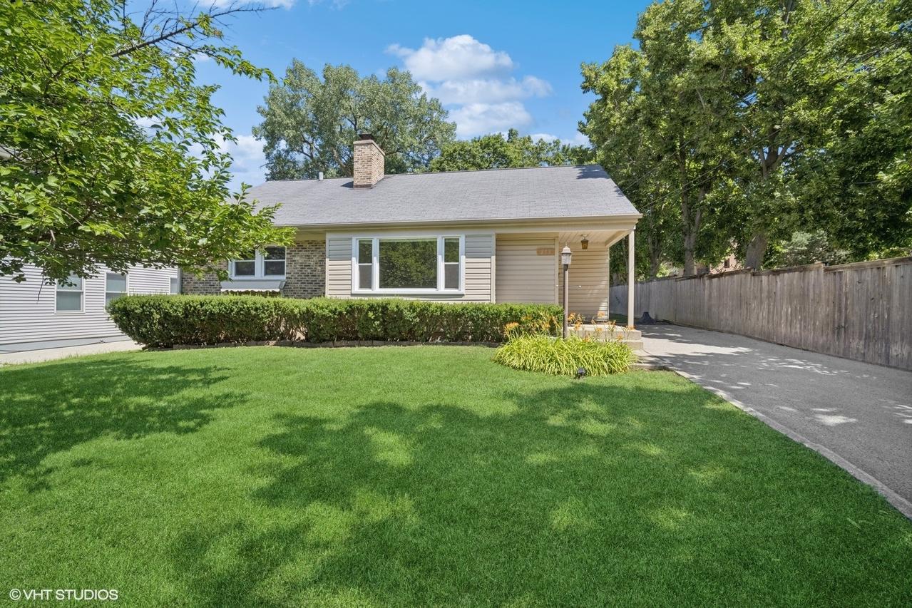 853 Driscoll Ct., Highland Park, IL 60035