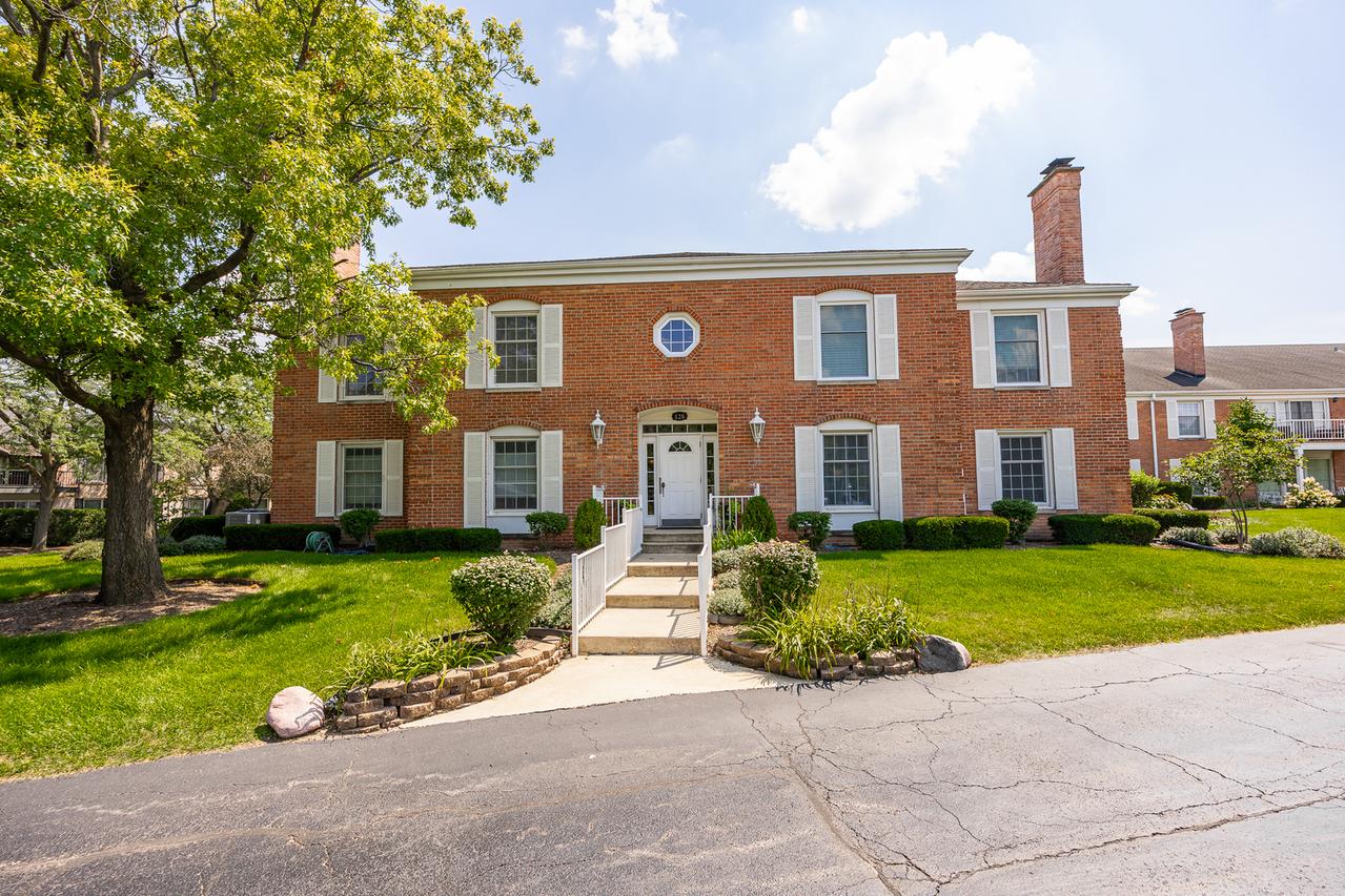 128 Carriage Way Dr. #116B, Burr Ridge, IL 60527