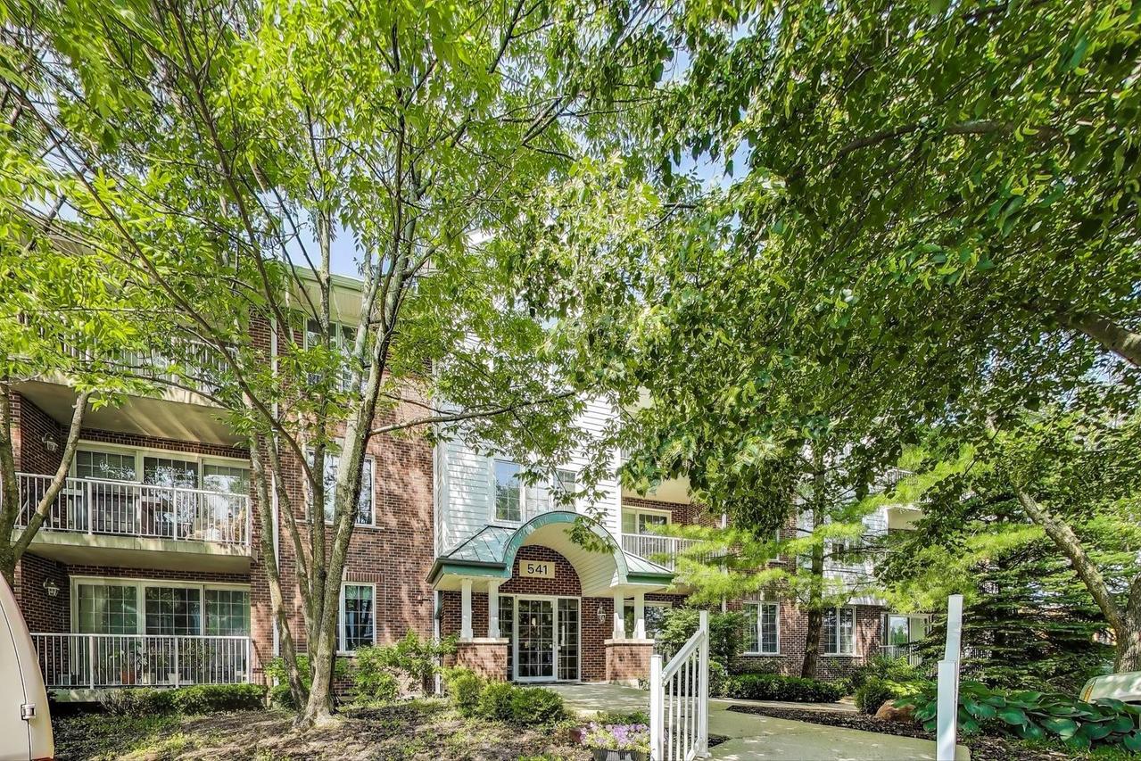 541 N Hough St. #106, Barrington, IL 60010