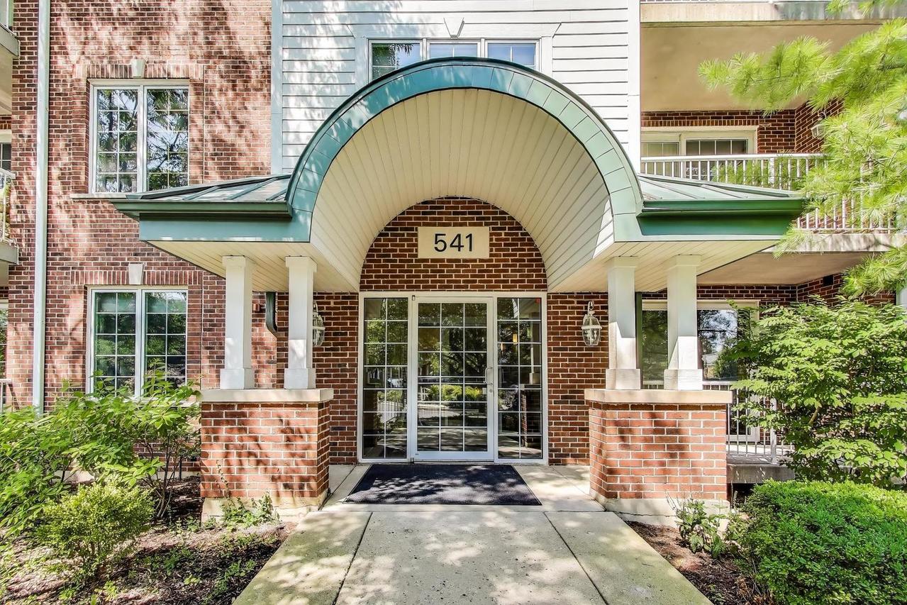 541 N Hough St. #106, Barrington, IL 60010
