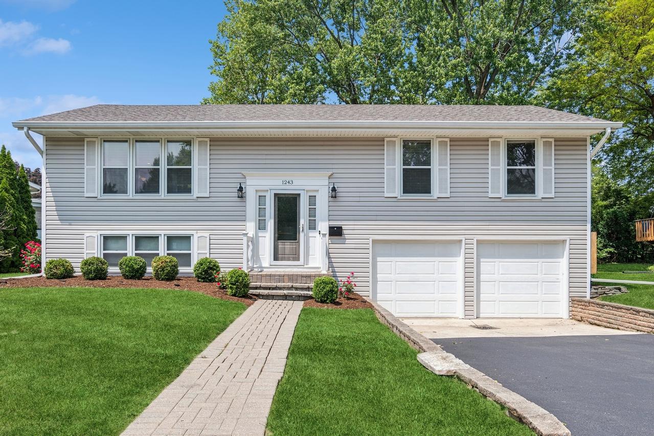 1243 S 10th St., St. Charles, IL 60174