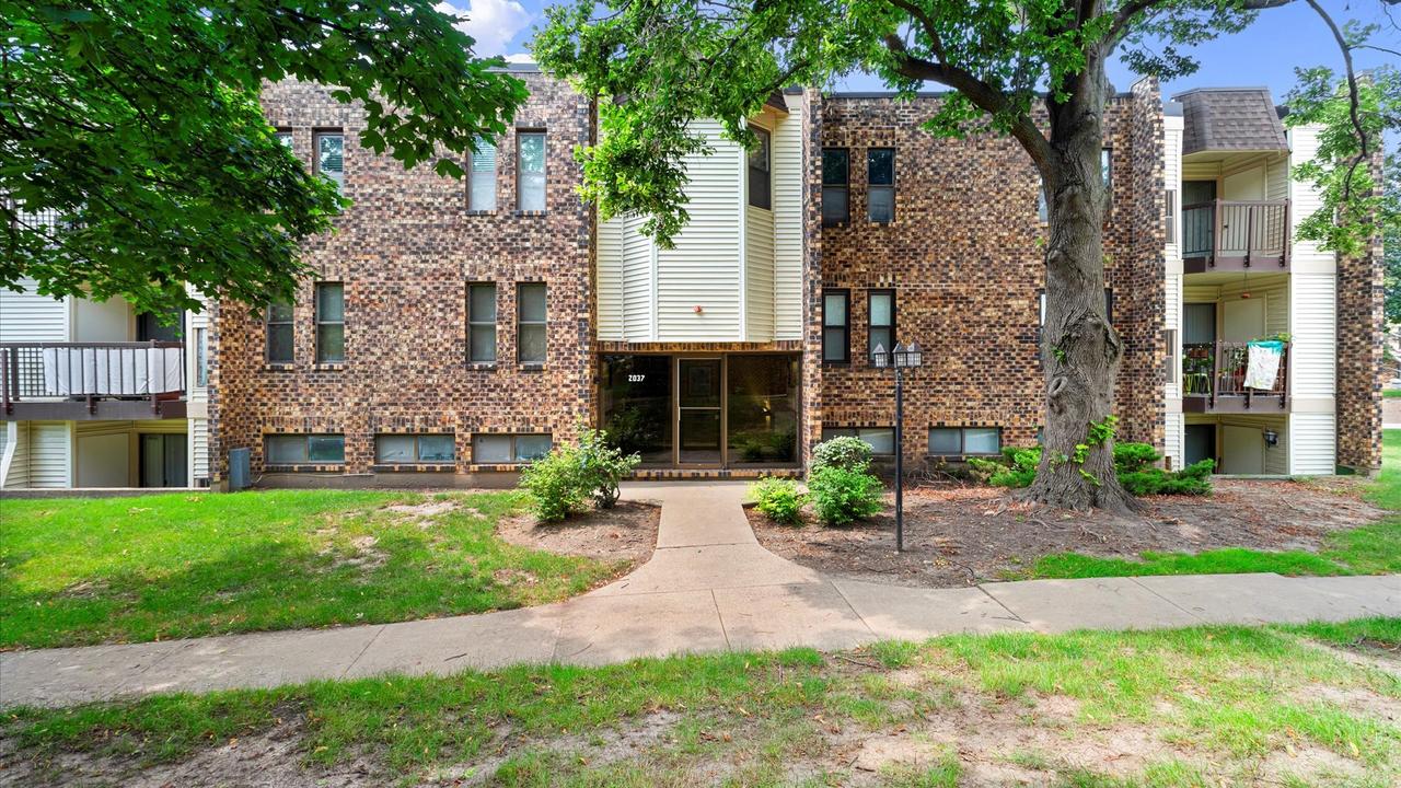 2037 Country Club Dr. #4, Woodridge, IL 60517