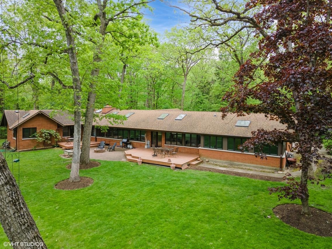 1543 Shawnee Tr., Riverwoods, IL 60015