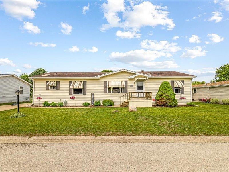 8686 Dutch Elm Ct., Roscoe, IL 61073