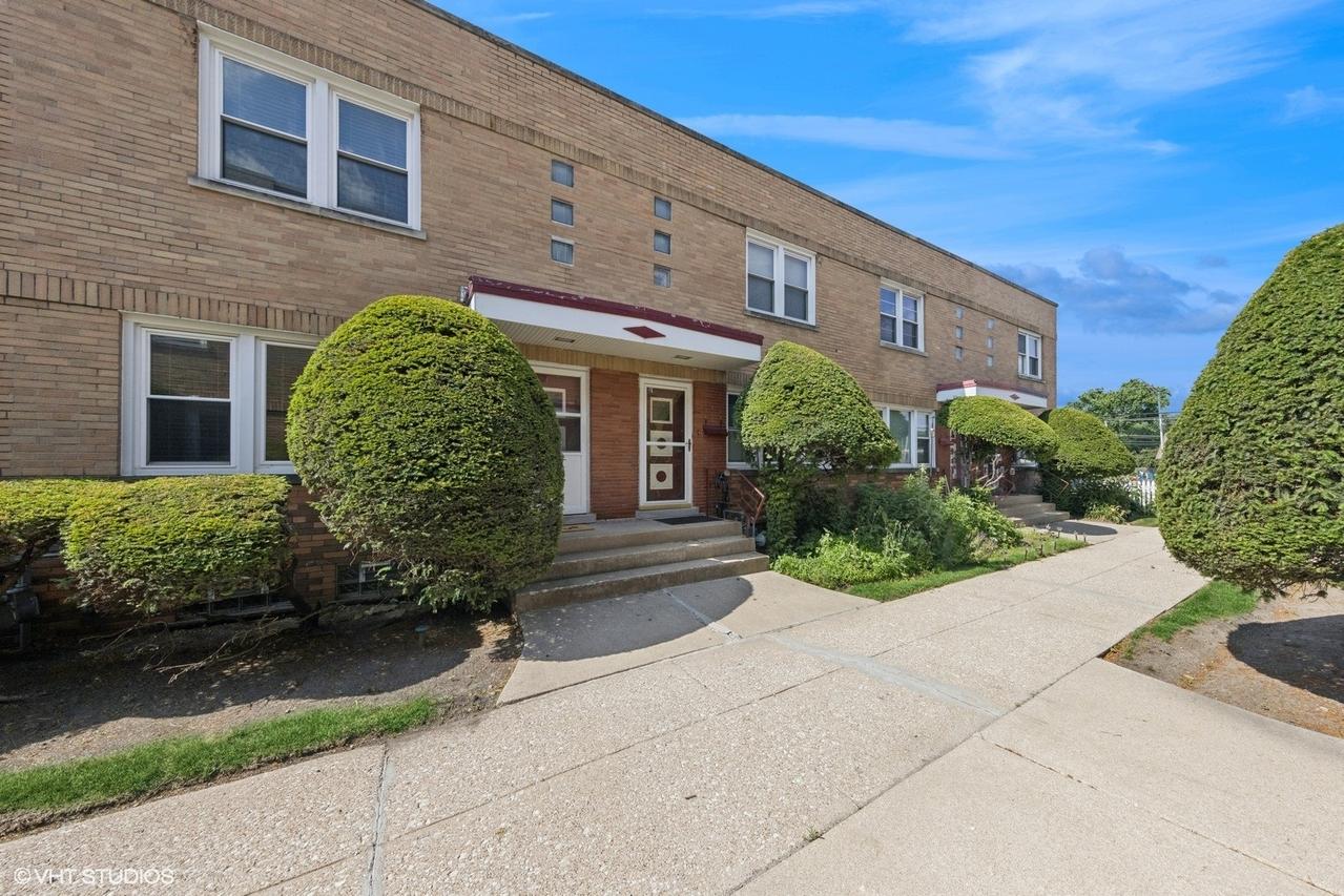 221 S Maple Ave. #C, Oak Park, IL 60302