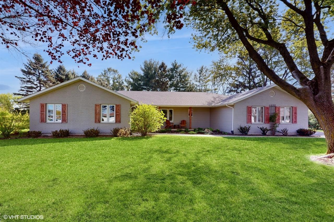 570 N Sharon Dr., Woodstock, IL 60098