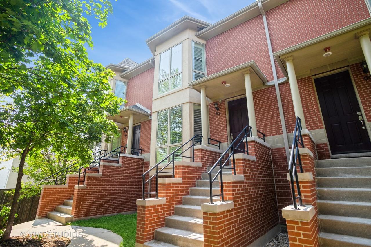 92 Legacy Ln., Wheeling, IL 60090